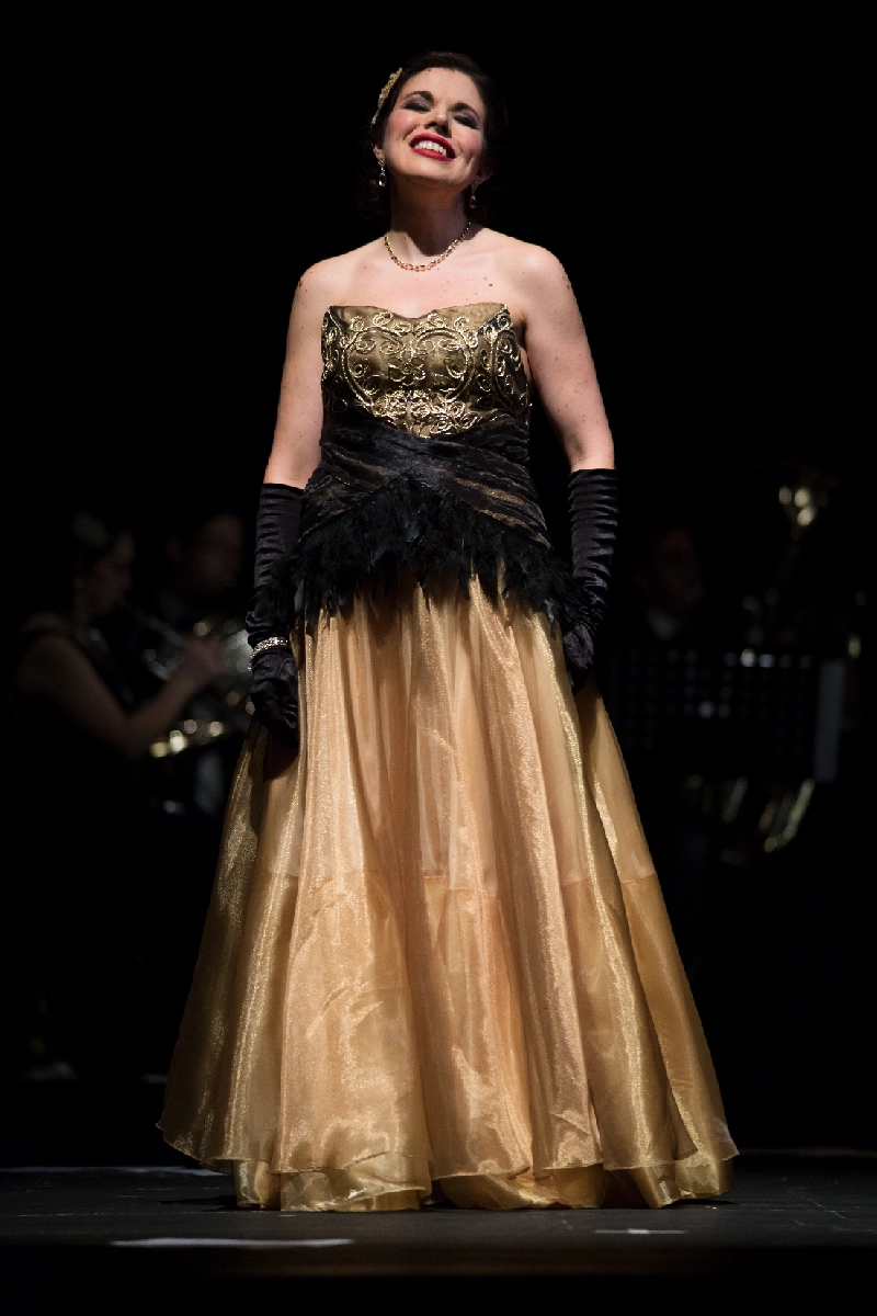 Aida Rioja como Bess